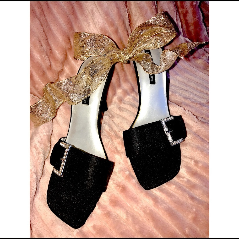 NBW BEAUTIFUL BLACK HEELS WITH RHINESTONE BUCKLE